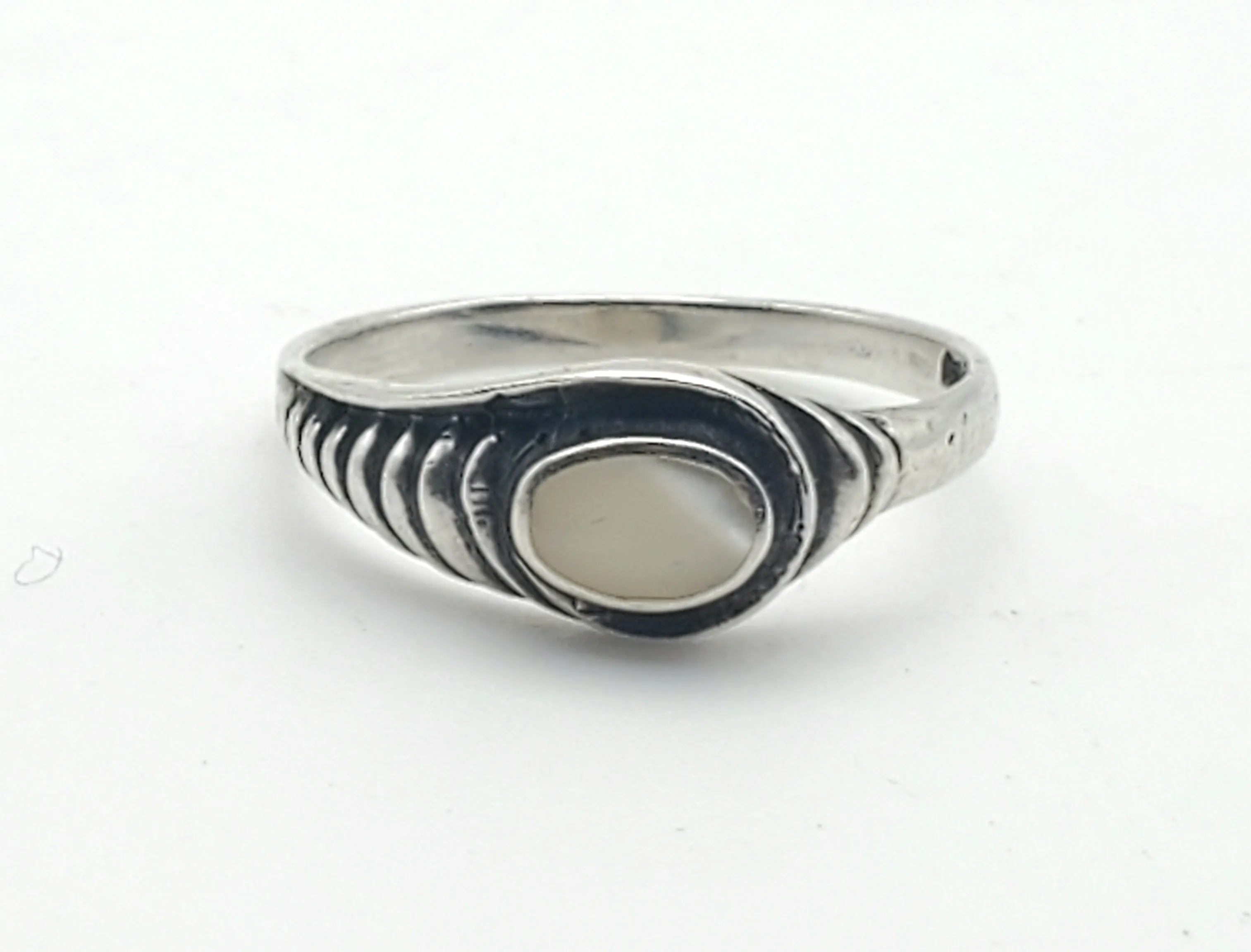 Beautiful Vintage Modern Design Sterling Silver Mother of Pearl Ring - Size 8