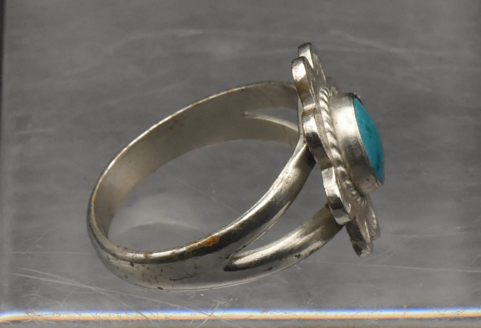 Vintage Handmade Silver Tone Metal Inlaid Turquoise Ring - Size 6.25